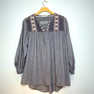 ANTHROPOLOGIE HAZEL Women's Gray Boho Blouse Embroidery Lace at Neck Size Small